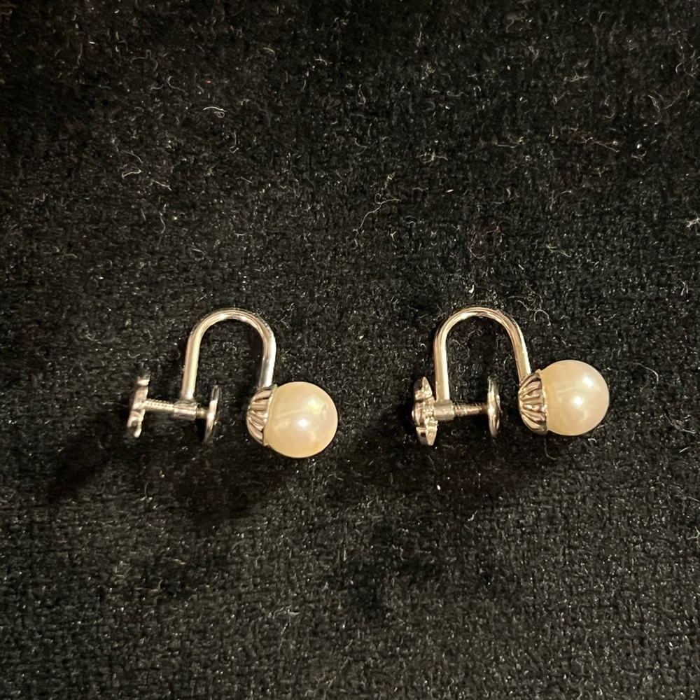 Vintage 10k white gold screw back earrings with culture peal